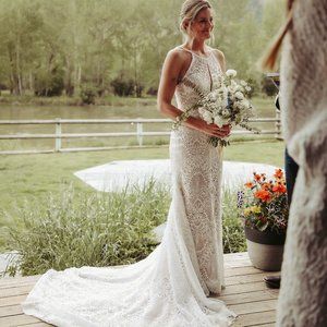 Ellie Drake Size 8 Lace Wedding Gown: Ivory w/ Dark Champagne Lining